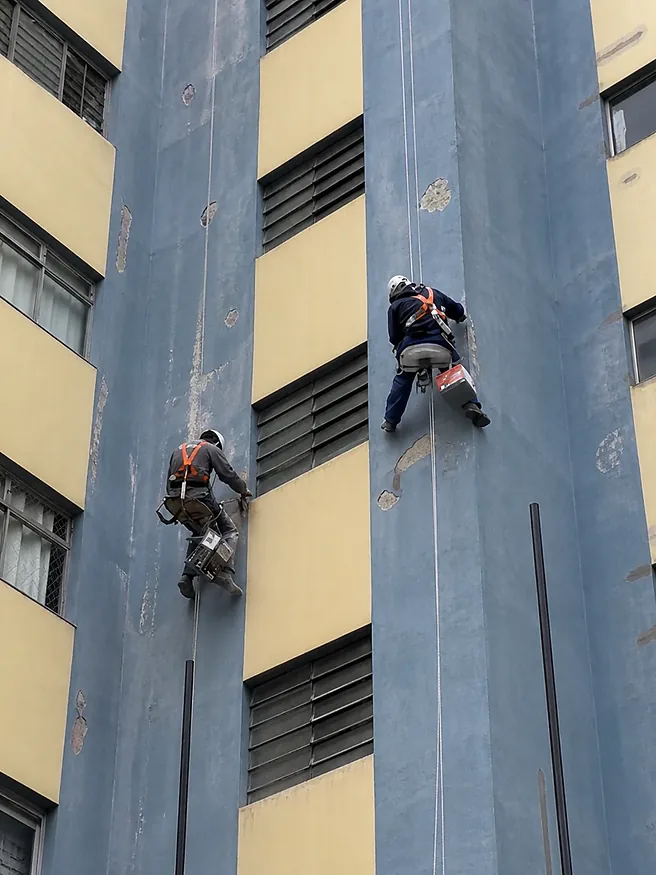 Aplicação de tinta em altura, na corda