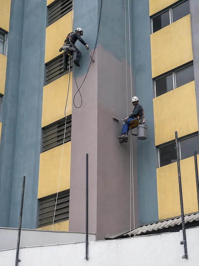 Pintura nova ao lado do trecho ainda por fazer