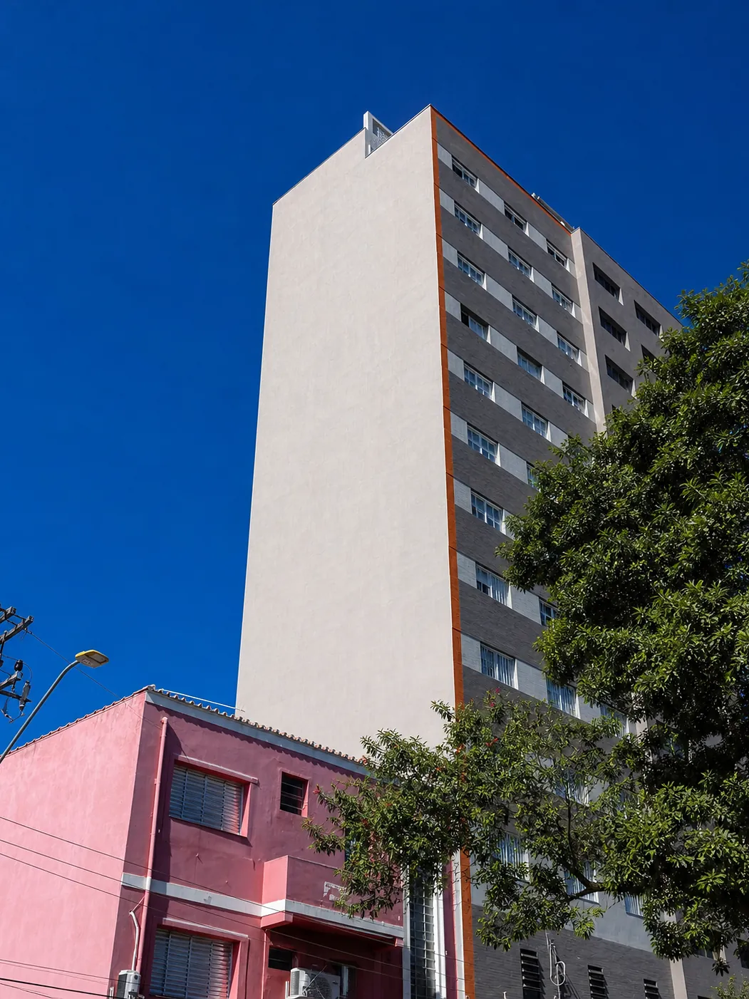 Torre residencial com a fachada finalizada