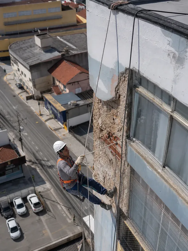 Tratamento de trinca em fachada de prédio